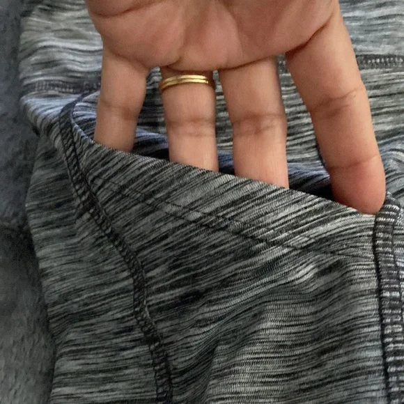 Twin pocket yoga shorts - Picture 2 of 3